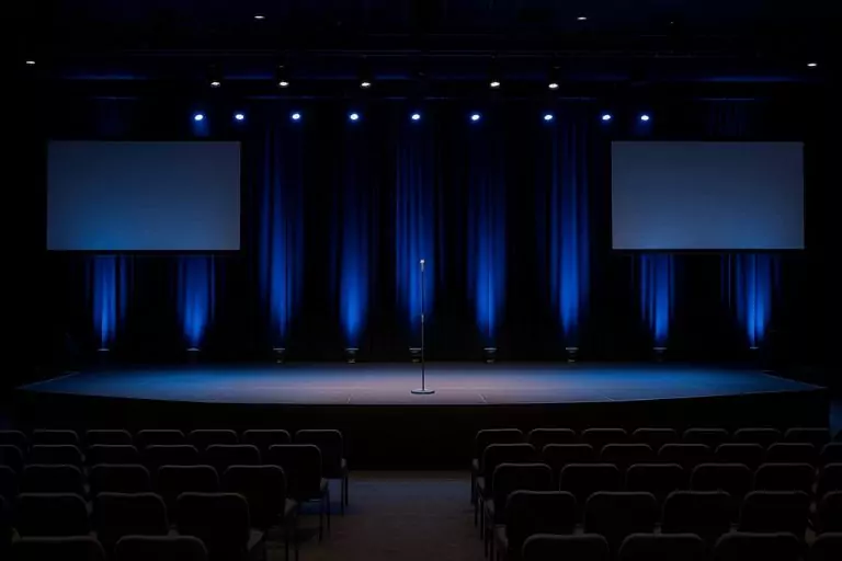 keynote buehne dunkel zwei monitore